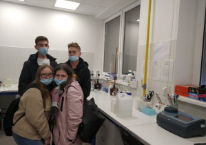 Uczniowie w laboratorium